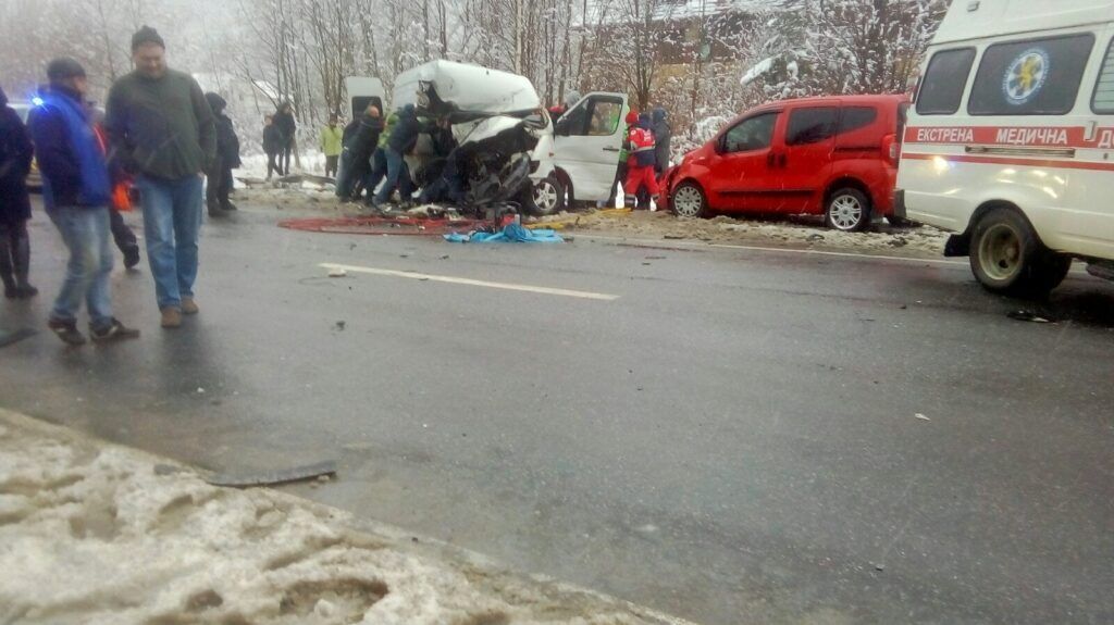 Две жертвы ДТП во Львовской области погибли сразу на месте.