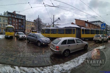 У Львові трамвай зійшов з рейок, фото Варта-1