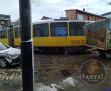 У Львові трамвай зійшов з рейок, фото Варта-1