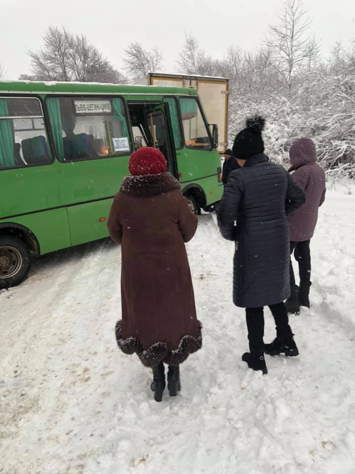 На Львівщині маршрутка загрузла у снігу. Фото: Софія Вороблевська