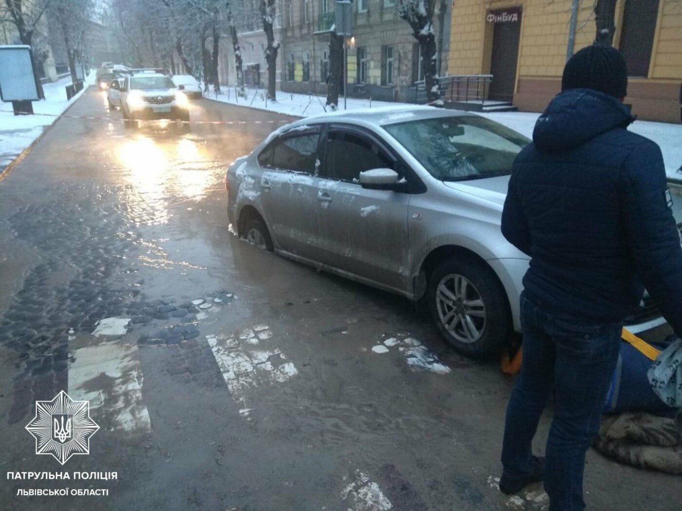 Автомобіль провалився у яму з водою, Фото: патрульна поліція Львівщини