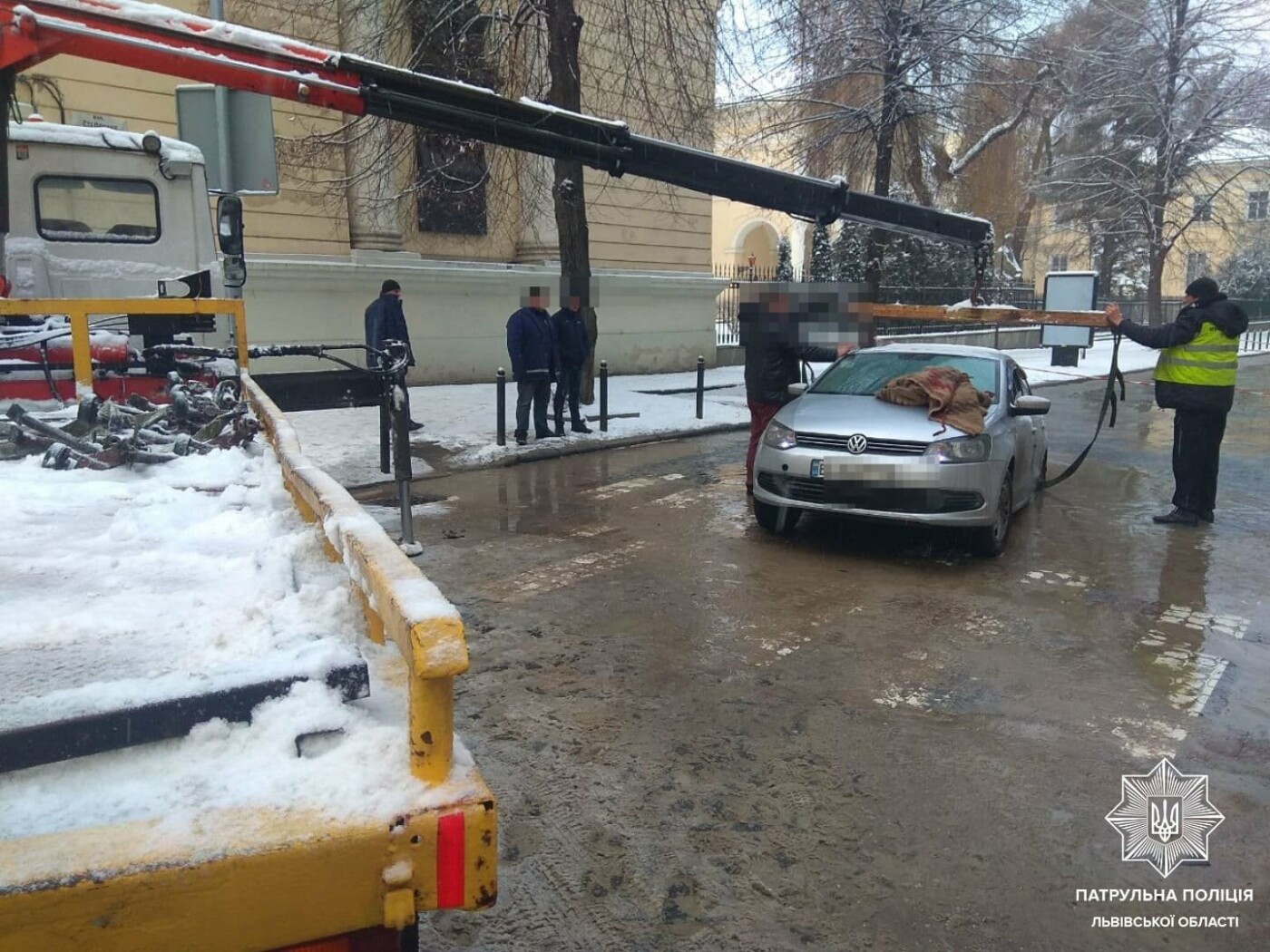 Автомобіль провалився у яму з водою, Фото: патрульна поліція Львівщини