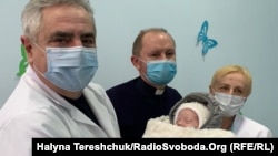 Петро Терлецький із дитиною й лікарями