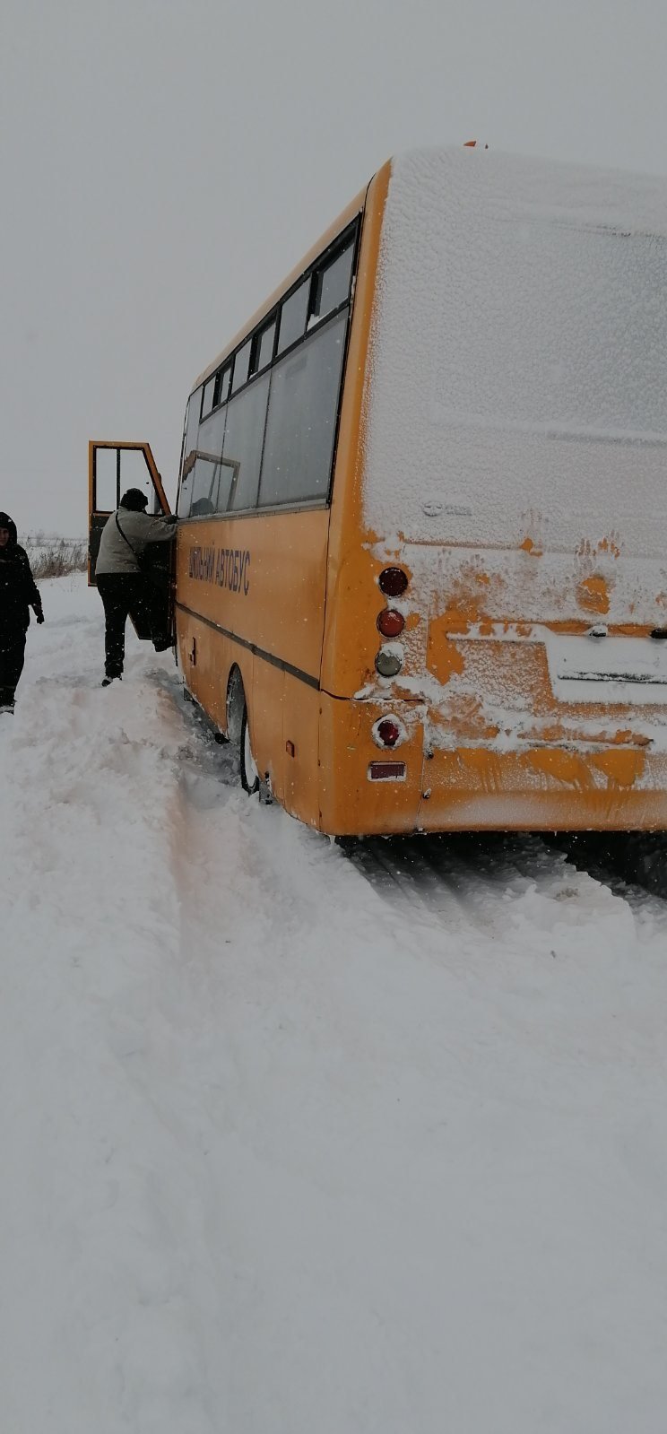 Автобус застряг у снігу в с. Угерсько, Фото: ДСНС Львівщини