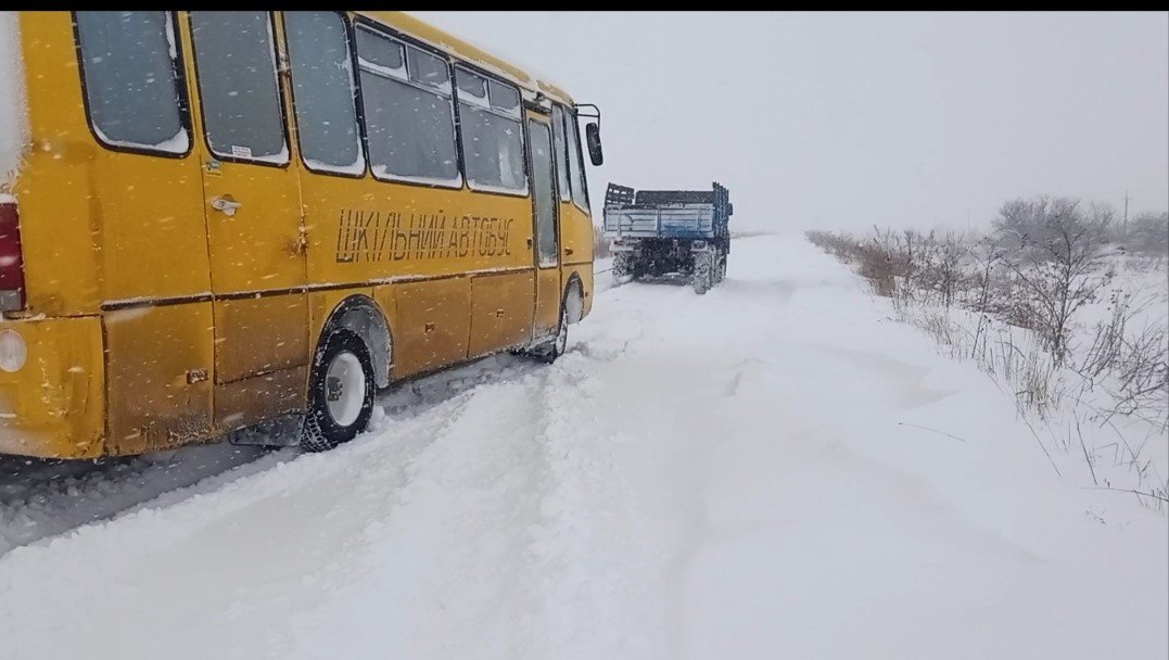 Автобус застряг між селами Мала Горожанна та Колодруби, Фото: ДСНС Львівщини