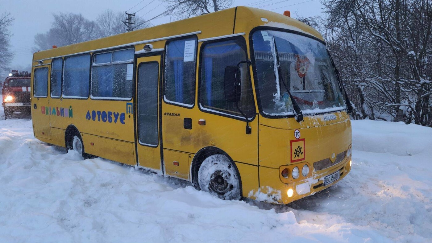 Автобус застряг у с. Ракобовти, Фото: ДСНС Львівщини