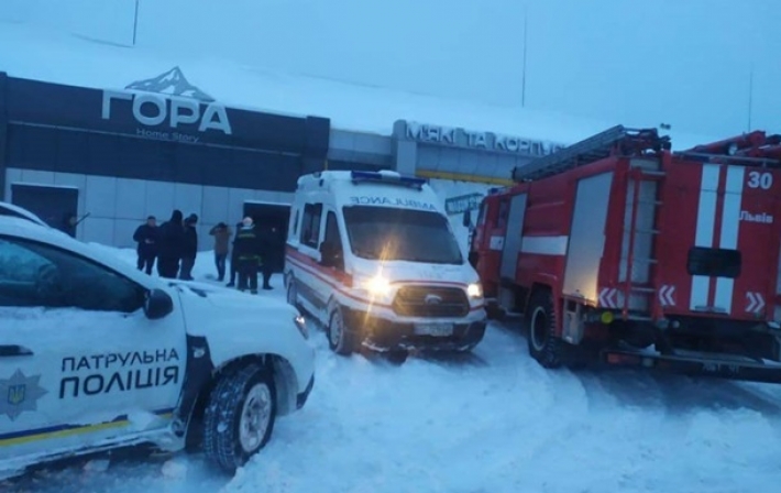 Во Львове под тяжестью снега рухнула крыша магазина (видео)