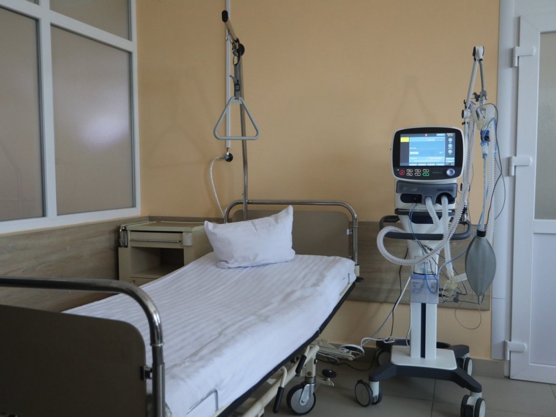 Уволен директор Жолковской районной больницы, где в ноябре прошлого года из-за отключения электричества умерли двое пациентов на аппаратах ИВЛ.
