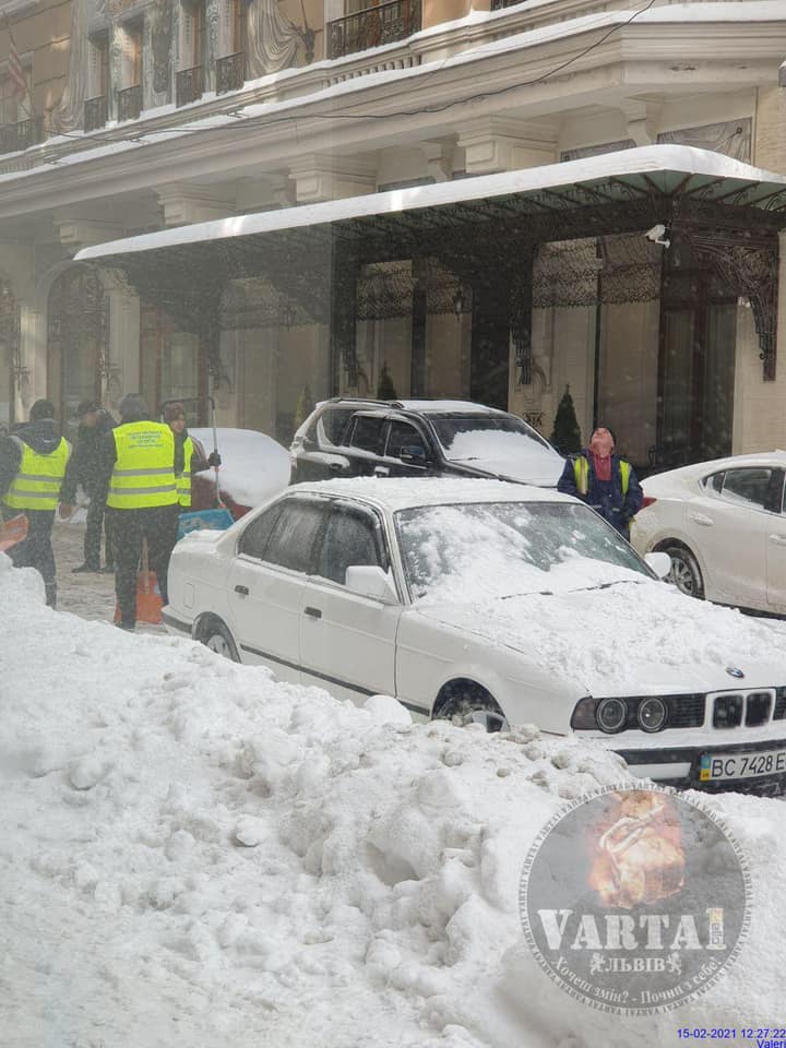 У Львові снігом понівечило автомобіль BMW. Фото: Варта1