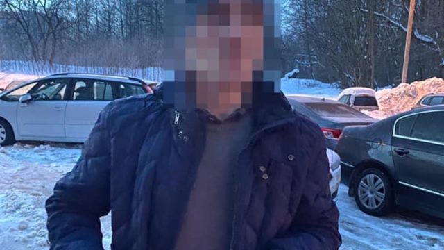 Закопався в снігу від поліції: у Львові затримали крадіїв автозапчастин