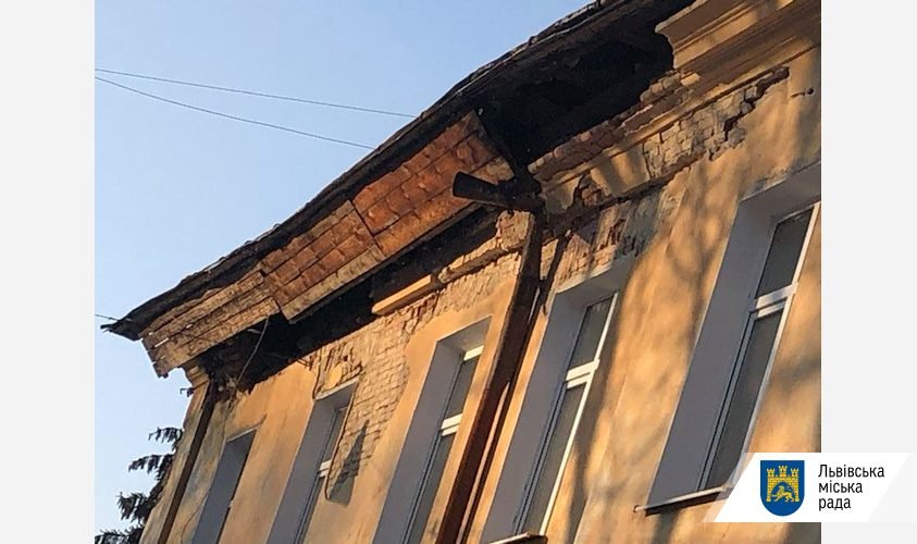 Обвал частини даху на вулиці Некрасова, Фото - ЛМР