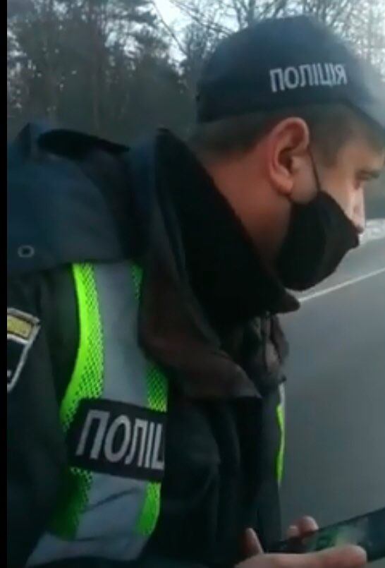На Яворівщині поліція безпідставно зупиняє громадський транспорт. Фото: скриншот відео