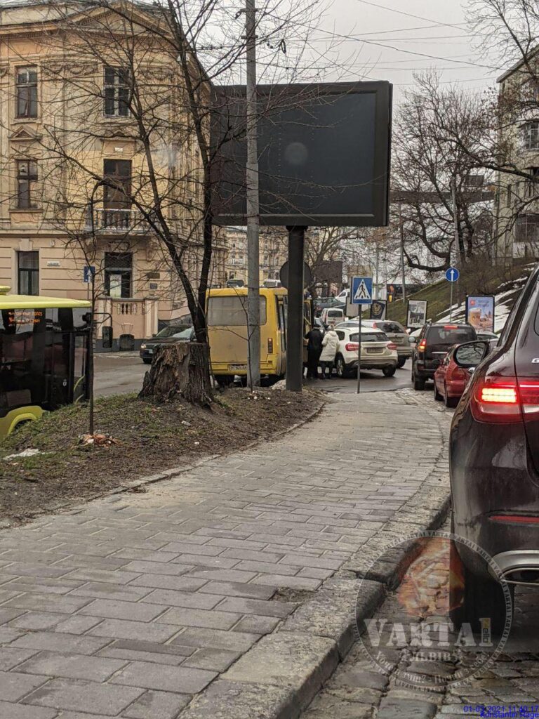 У Львові через ДТП ускладнився рух транспорту. Фото: Варта1.