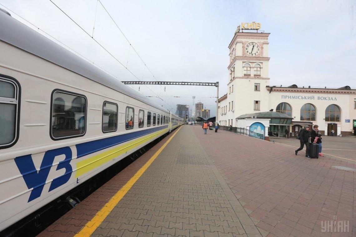 УЗ не обмежуватиме рух поїздів через Київ і Львів, не дивлячись на дію жорсткого карантину у цих містах.
