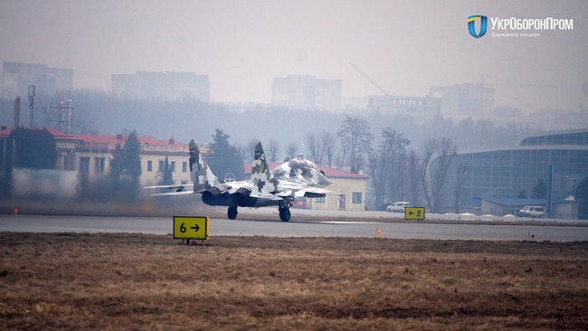 Львовский авиаремонтный завод передал ВСУ отремонтированный истребитель Миг-29УБ 04