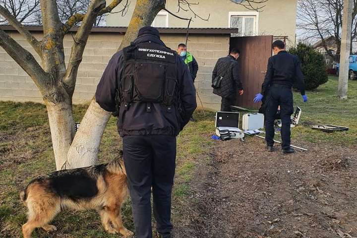 Поліцейські з'ясовують обставини вибуху - На Львівщині чоловік підірвався на гранаті