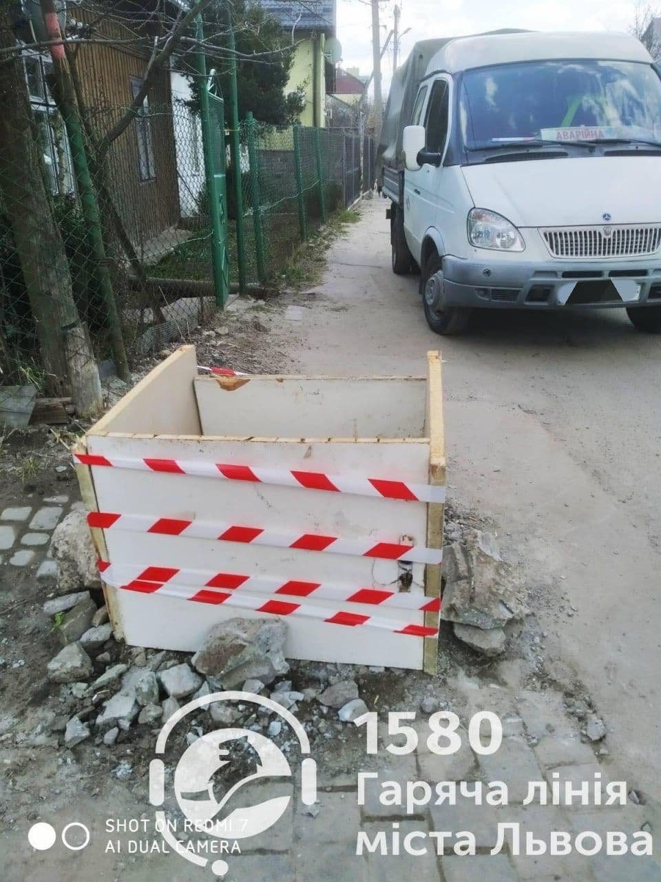 У Львові виявили аварійний люк, Фото: Гарча лінія міста Львова, фейсбук