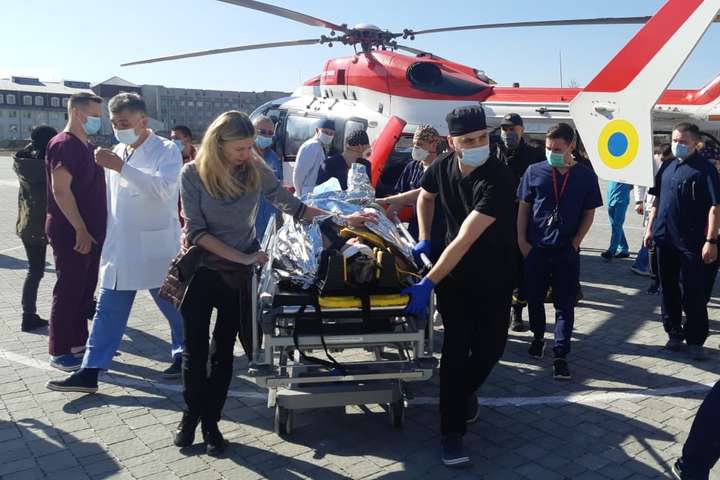 Потерпілого передали лікарям для надання кваліфікованої медичної допомоги - На Львівщині потерпілого у аварії доправили до лікарні гелікоптером