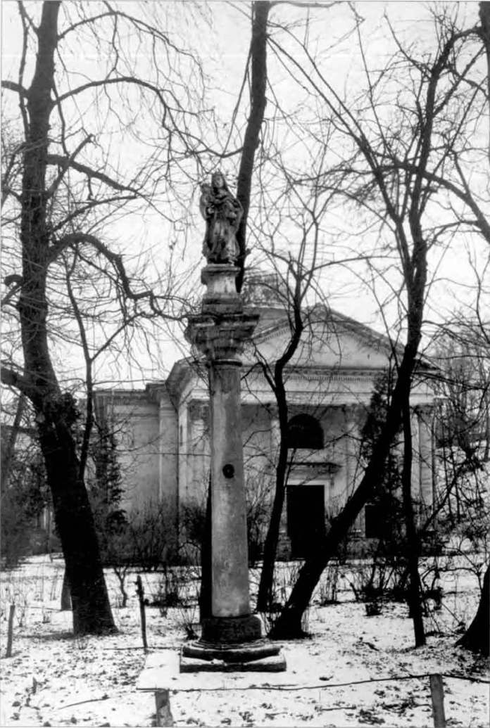 Колона з Богоматір'ю перед закладом Оссолінських на вулиці Словацького. Фото 1920-х рр.