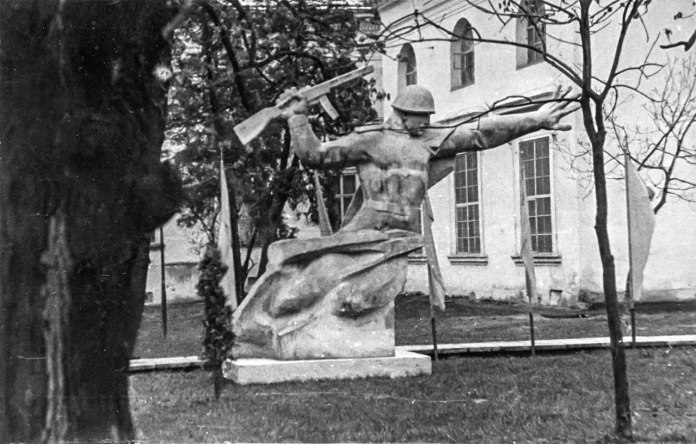 Скульптура радянського солдату біля Наукової бібліотеки ім.В. Стефаника (з колекції Романа Метельського)