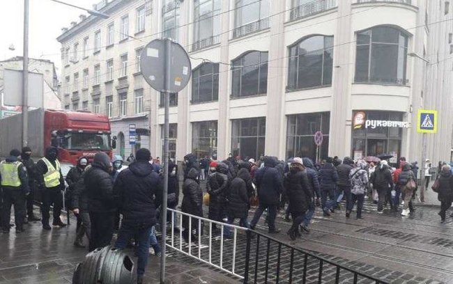 Во Львове предприниматели вышли на протест с требованием ослабить карантин, - патрульная полиция 01