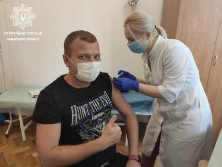 Керівник патрульної поліції Львівщини вакцинувався від коронавірусу
