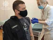 Керівник патрульної поліції Львівщини вакцинувався від коронавірусу