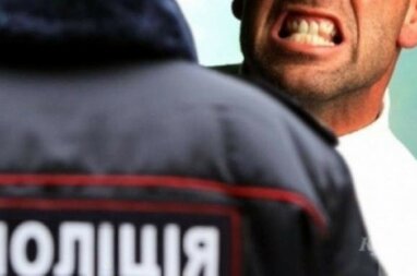 Львівський суд призначив умовне покарання чоловіку, що вкусив патрульного за ногу