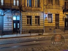 У Львові стався обвал парапету будинку, фото Варта-1