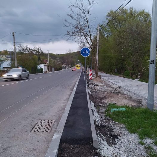 Во Львове заметили очень узкую велодорожку: в сети высмеяли. Фото