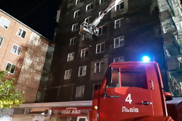 Жертв і постраждалих внаслідок пожежі немає - У Львові через пожежу евакуювали 100 мешканців багатоповерхівки