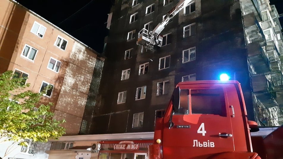 У Львові через пожежу у багатоповерхівці евакуювали понад 100 людей