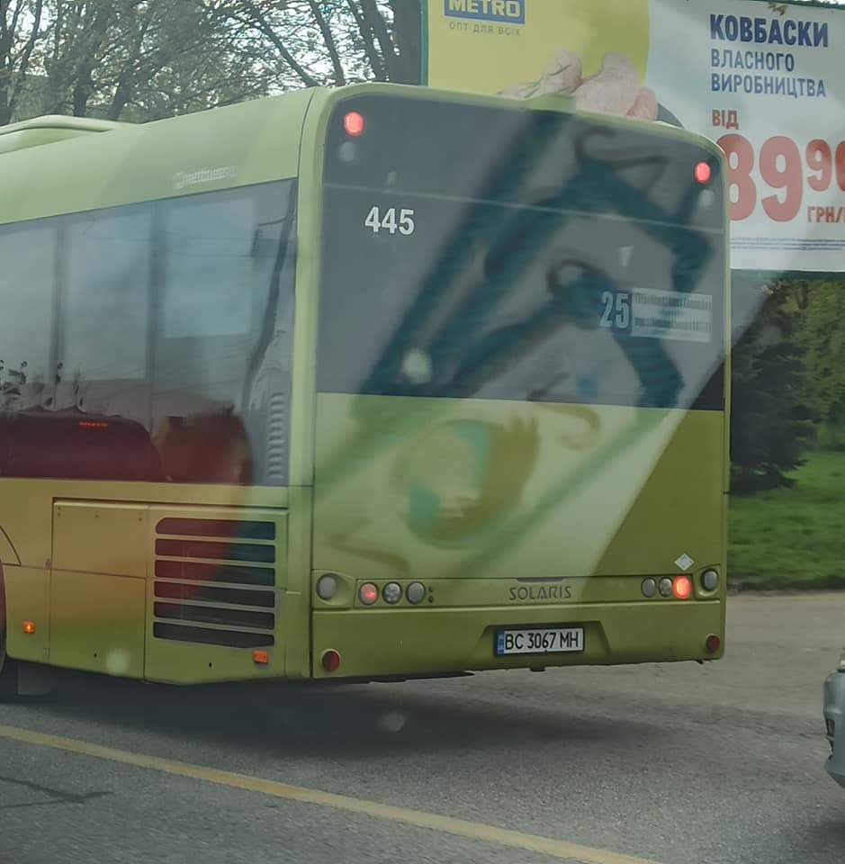 Мчали тротуаром і узбіччям: Львові водії автобусів влаштували епічні перегони – фото і відео