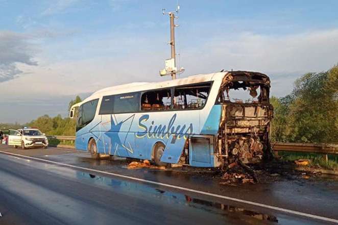 Унаслідок пожежі автобус знищено - На Львівщині під час руху загорівся автобус з двома десятками людей (фото)