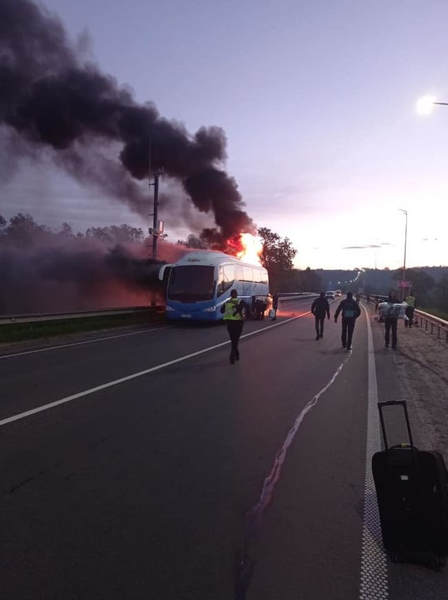 На Львовщине горел автобус, эвакуированы 20 пассажиров, - Нацполиция 03
