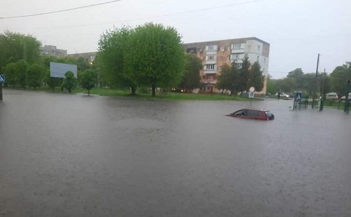Проливной дождь затопил Червоноград. Фото: 032.ua