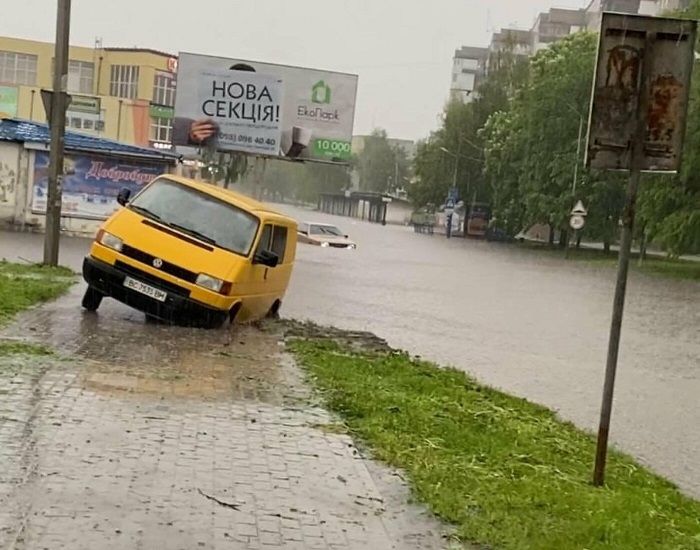 В Червонограде из-за сильного ливня затопило улицы. Фото: 032.ua