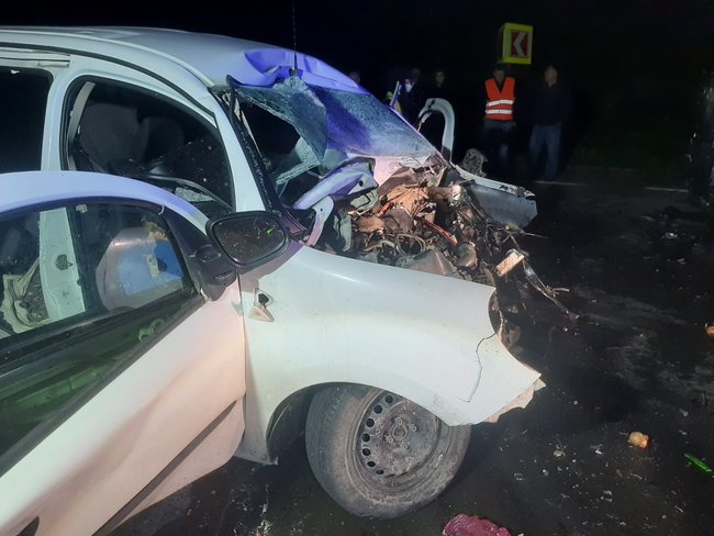 На трассе Киев-Чоп столкнулись три автомобиля: двое погибших 04