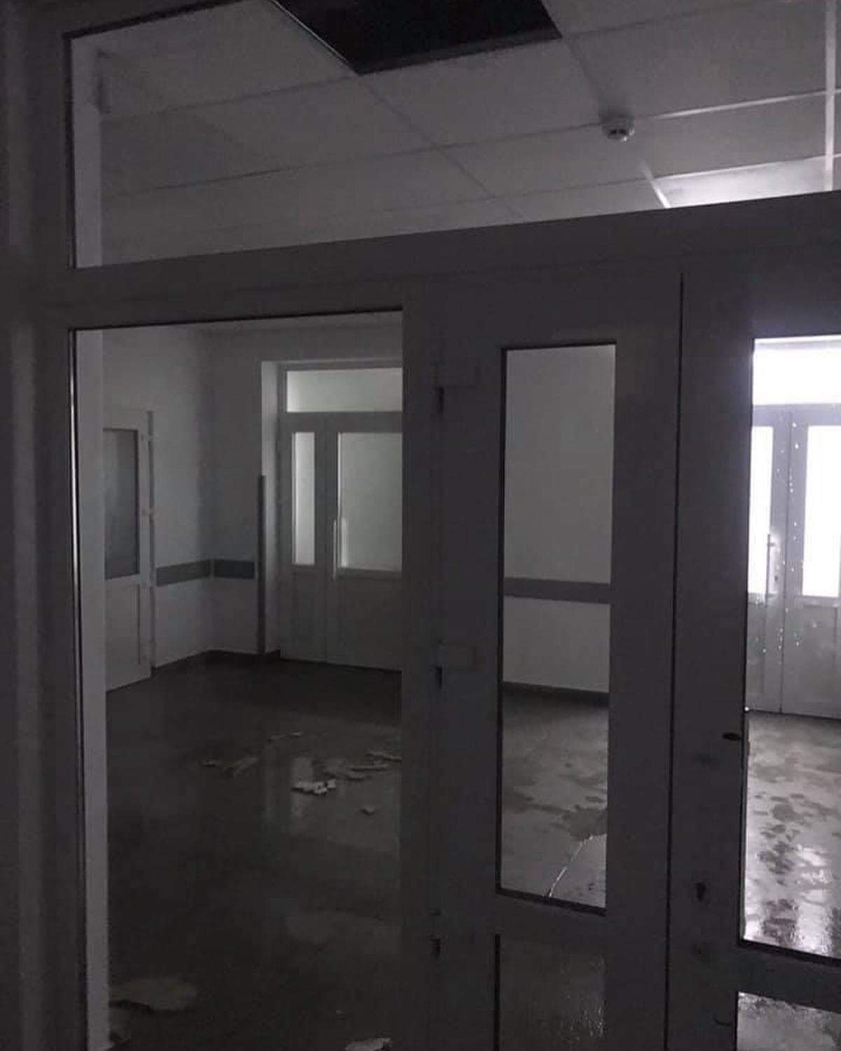 Наслідки негоди у Червонограді: у новенькому приймальному відділенні лікарні впала стеля – фото