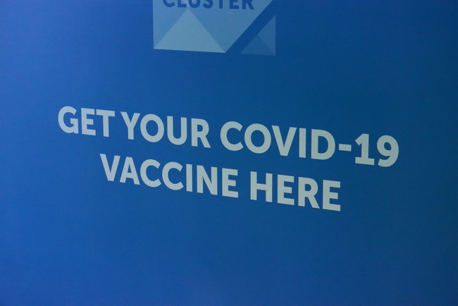 В центре массовой вакцинации во Львове прививку от коронавируса получили уже 170 человек - глава ОГА Козицкий 03