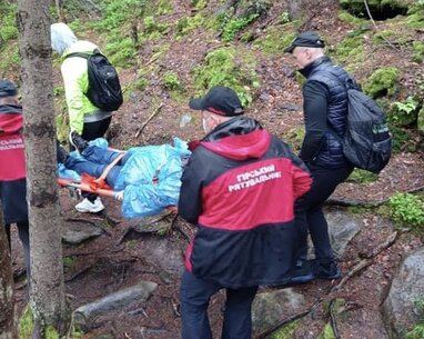 У Карпатах рятувальники допомогли жінці, яка знепритомніла на туристичному маршруті