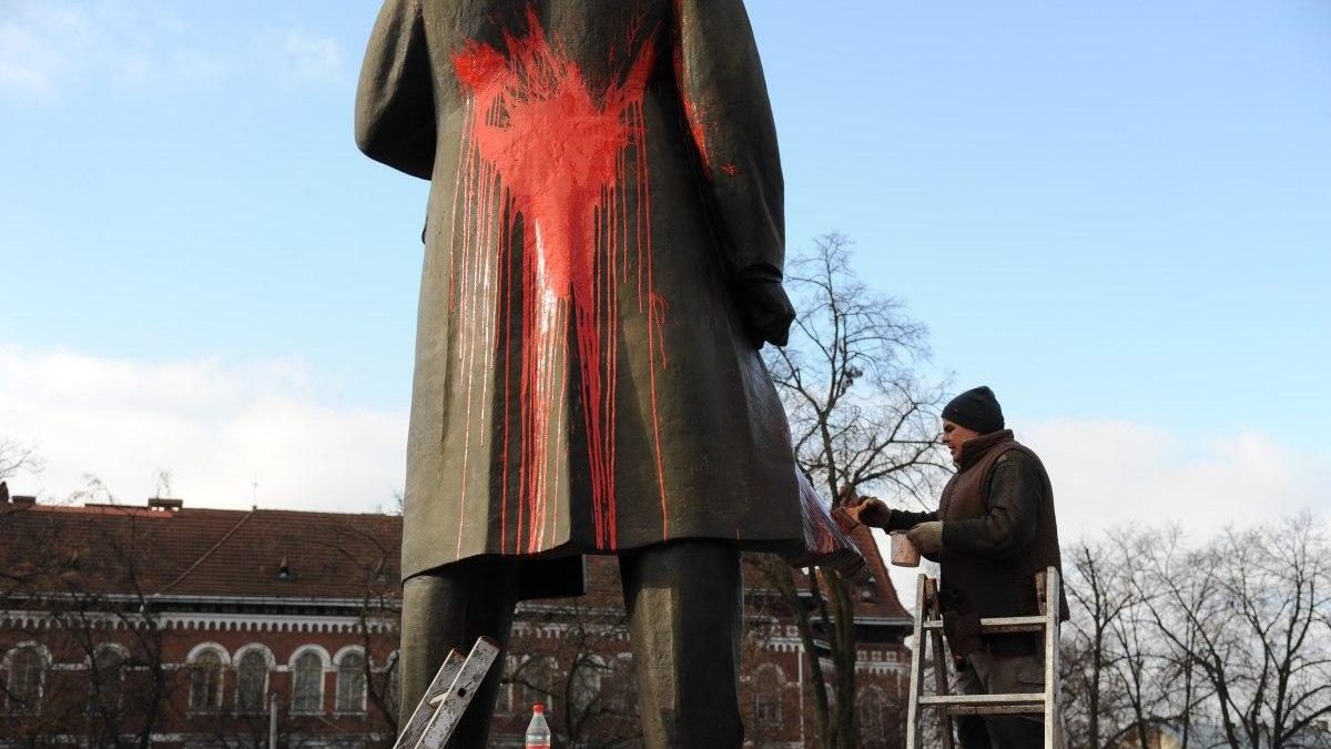 Студенту, который облил памятник Бандере во Львове красной краской, дали 4 года условно