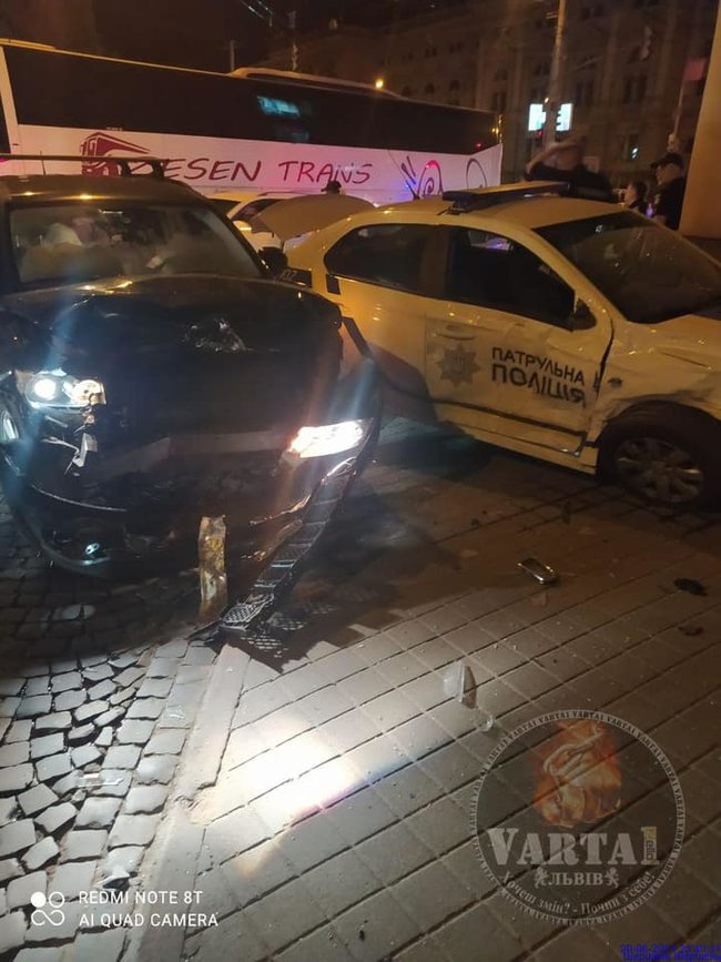 Во Львове водитель Jeep влетел в машину патрульных, сопровождавших в больницу больного младенца: травмированы два пешехода и три полицейских 02
