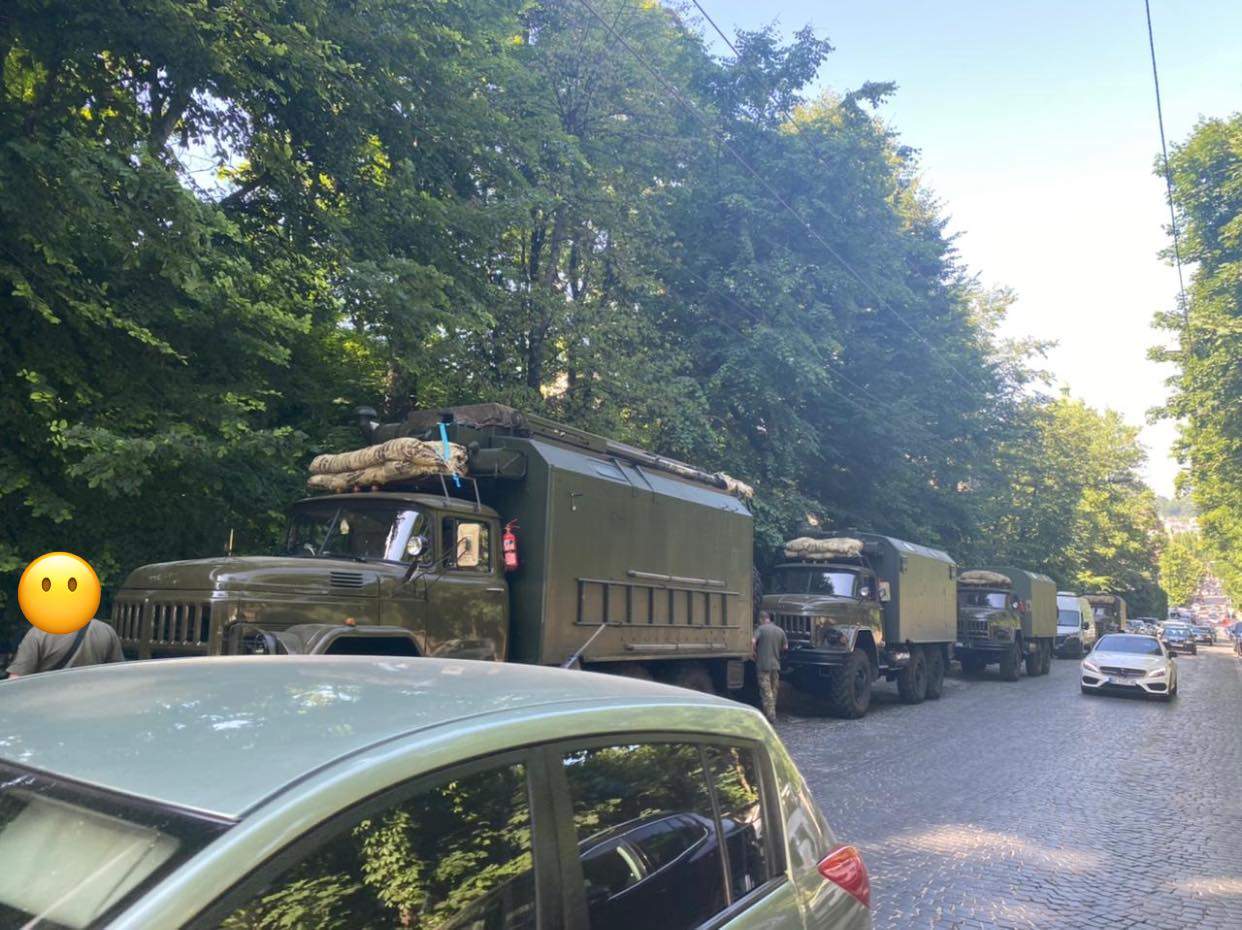 Проїхала військова техніка: УГКЦ заявила про рейдерське захоплення Митрополичих садів у Львові