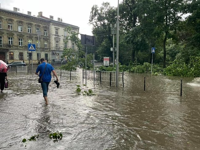 Буря во Львове: затоплены улицы, повалены деревья. Мэр призывает горожан оставаться дома 06