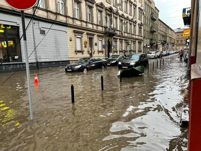 Буря во Львове: затоплены улицы, повалены деревья. Мэр призывает горожан оставаться дома 07