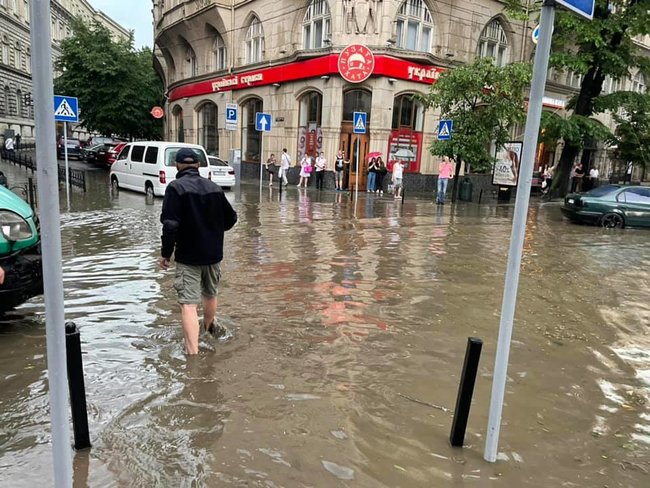 Буря во Львове: затоплены улицы, повалены деревья. Мэр призывает горожан оставаться дома 08