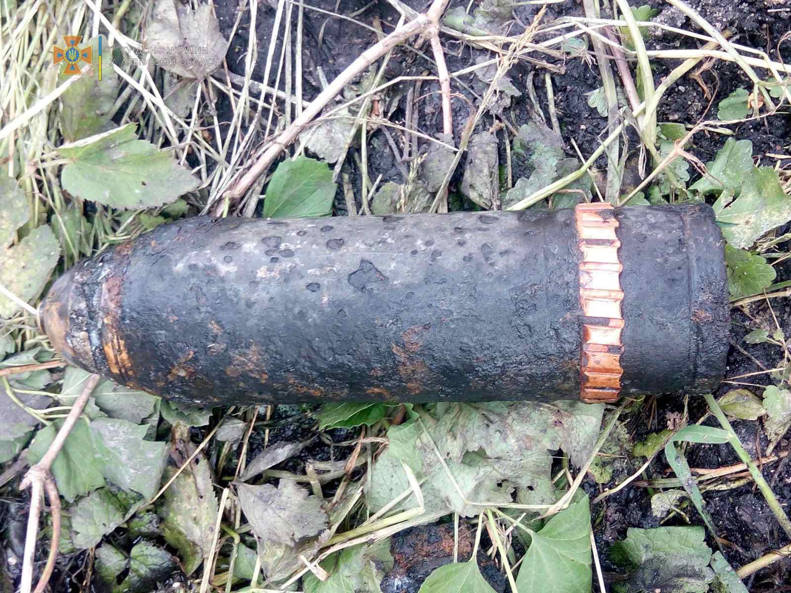 Небезпечна знахідка: на Львівщині у подвір'ї будинку виявили артилерійський снаряд – фото