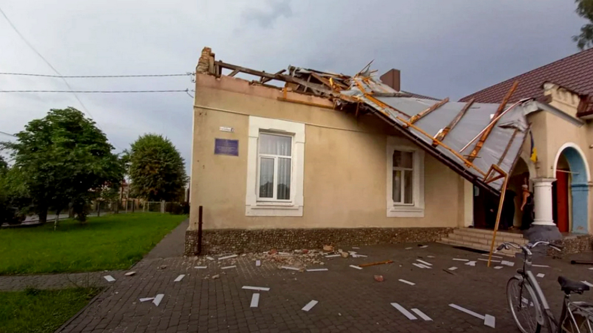 В посёлке недалеко от Львова сильный ветер сорвал крышу школы