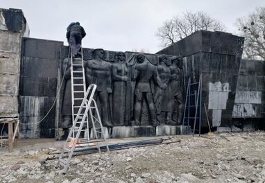Монумент слави у Львові: демонтаж знаходиться на завершальному етапі (відео)